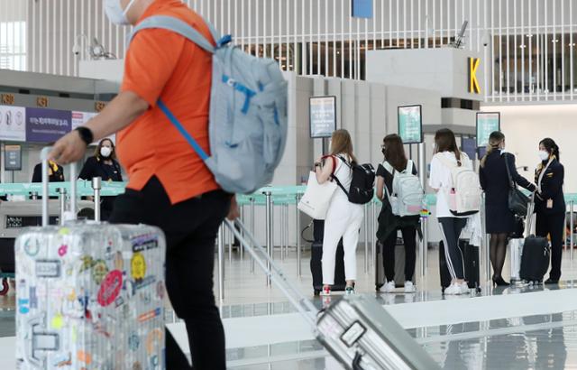 지난 14일 오후 인천국체공항 제1여객터미널 출국장 체크인 카운터에서 해외 여행객들이 차례를 기다리고 있다. 뉴스1