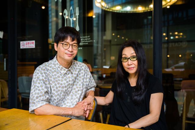 김민기 '아침이슬' 50주년 헌정앨범을 처음 제안한 한영애(왼쪽)와 총감독을 맡은 박학기는 17일 서울 중구 한국일보사 인근 카페에서 만나 "김민기 선배에게 진 빚을 갚고 싶어 시작한 프로젝트인데 빚이 더 커진 것 같다"고 말했다. 한진탁 인턴기자