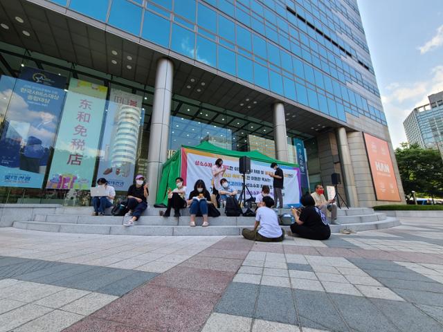 성소수자를 축복했다가 감리회 재판에 넘겨진 이동환 목사를 지지하는 공동대책위원회 관계자들이 21일 오후 서울 종로구 세종대로 사거리 앞 감리회 본부 정면에 천막을 치고 농성을 시작하고 있다. 김민호 기자