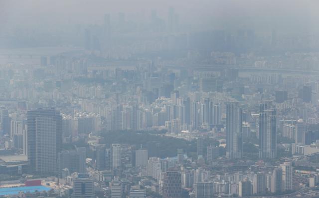 서울 롯데월드타워 전망대에서 바라본 강남구 일대 아파트 단지. 연합뉴스