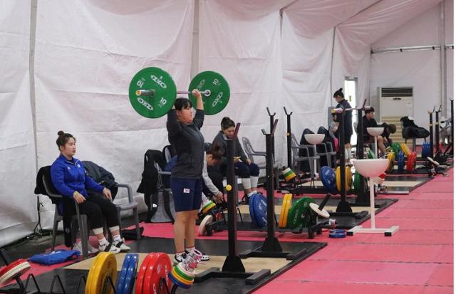 지난달 전남 강진군에서 열린 '제80회 문곡 서상천배 역도경기대회'에서 여자 선수들이 몸을 풀고 있다. 강진군 제공