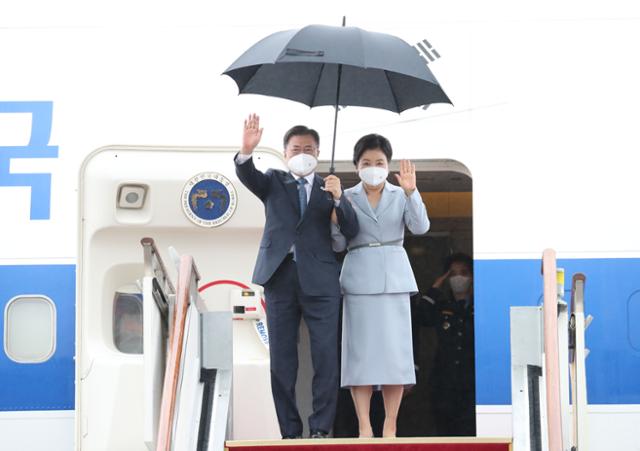 영국 G7 정상회의와 오스트리아, 스페인 국빈 방문을 마친 문재인 대통령과 김정숙 여사가 18일 경기도 성남시 서울공항에 도착, 전용기에서 내리며 손을 흔들고 있다. 뉴시스