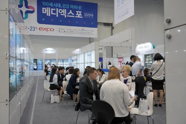 지난 2019년 열린 메디엑스포코리아 행사에서 해외 바이어 등이 관련 업체들과 구매 상담을 진행하고 있다. 대구시 제공