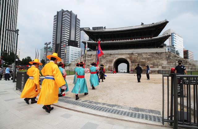 22일 오후 숭례문 후문에서 파수의식이 진행되고 있다. 문화재청 궁능유적본부는 이날부터 국보 숭례문 정문 외에 후문을 추가로 개방한다고 밝혔다. 숭례문 후문이 일반에 개방되기는 처음으로, 남대문시장을 방문한 관광객이 서울역 쪽으로 난 정문으로 돌아가지 않고 시장과 가까운 후문을 통해 쉽게 숭례문을 볼 수 있게 됐다. 후문 개방 시간은 정문과 같이 오전 9시부터 오후 6시까지다. 연합뉴스