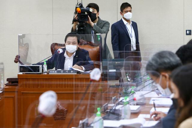 23일 국회 보건복지위원회 전체회의실에서 열린 법안심사소위 중 국민의힘 소속 강기윤 소위원장이 의사봉을 두드리고 있다. 이날 회의에서는 수술실 폐쇄회로(CC)TV 설치 관련 의료법 일부개정안이 논의됐지만 처리가 불발됐다. 오대근 기자