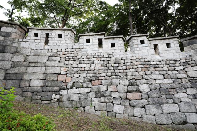 한양도성 성벽을 구성하고 있는 다양한 돌들을 보면 축성 시기를 짐작할 수 있다. ⓒ박준규