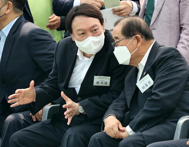 윤석열 전 검찰총장이 지난 9일 서울 남산예장공원에서 열린 우당 이회영 선생 기념관 개장식에 참석해 우당 선생의 후손인 이종찬(오른쪽) 전 국가정보원장과 대화를 나누고 있다. 이한호 기자