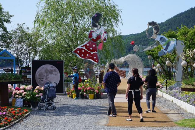 최근 대구 달성군 옥포면 기세리 송해공원을 찾은 시민들이 공원 주변을 산책하면서 시간을 보내고 있다. 김재현 기자