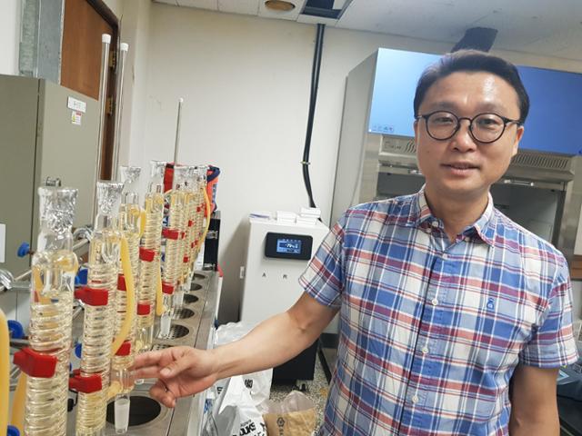 23일 오전 박정환 부경대 해양바이오신소재학과 교수가 연구실험실에서 수질분석기구에 대해 설명하고 있다.