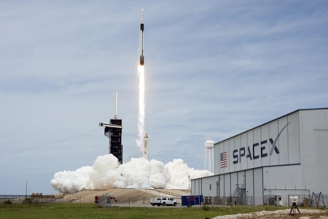 3일 스페이스X의 팔콘9 로켓이 플로리다 케네디 우주센터에서 미 항공우주국(NASA)의 카고 드래곤-2 우주선을 발사하고 있다. 이 우주선은 3톤이 넘는 물자, 실험·예비부품을 국제우주정거장으로 운반한다. 플로리다=UPI 연합뉴스