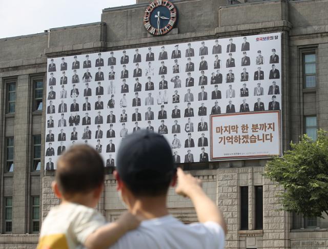 제66회 현충일인 6일 서울 중구 서울도서관 외벽 꿈새김판에 국내외 6.25 참전용사 131명의 사진(사진작가 라미현의 '프로젝트 솔저' 시리즈) 전시와 함께 '마지막 한 분까지 기억하겠습니다' 라고 적혀 있다. 뉴시스