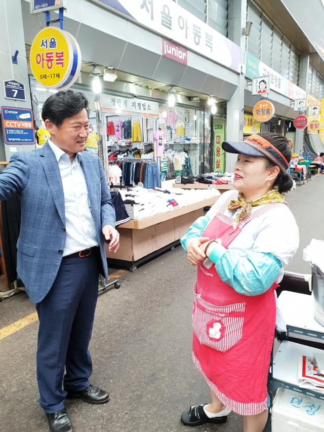 유능종 변호사가 지역민들과 만나 이야기를 나누고 있다.