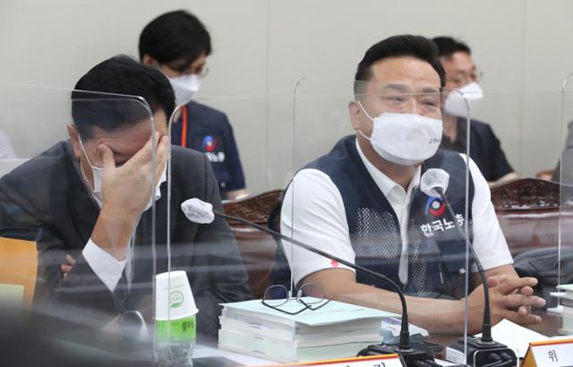 이동호 근로자위원(한국노총 사무총장)이 24일 정부세종청사 고용노동부 내 최저임금위 전원회의장에서 열린 제5차 전원회의에서 발언하고 있다. 왼쪽에 앉은 류기정 사용자위원(한국경영자총협회 전무)이 얼굴을 만지고 있다. 세종=뉴스1