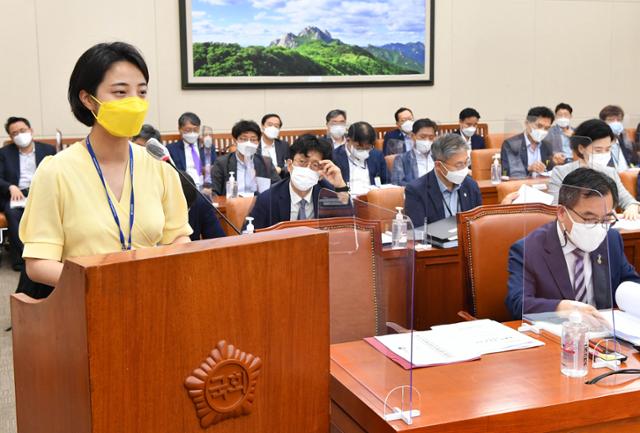 24일 국회에서 열린 환경노동위원회 전체회의에서 류호정 정의당 의원이 법률안 제안설명을 하고 있다. 뉴스1