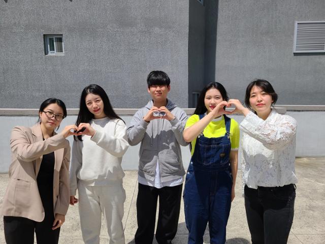 "모발 기부 왜 하냐고요? 젊으니까, 뜨거우니까, 사랑하니까!" - Vimarsana News