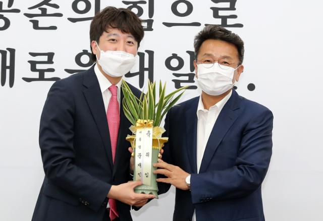 이철희 "조선일보, 악의적으로 문재인 삽화 써...상식 좀 회복하길" - Vimarsana News