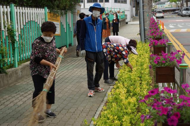 대구 북동초 학생과 지역 주민들이 함께 학교 주변 환경 정화 활동에 나서고 있다. 김재현 기자