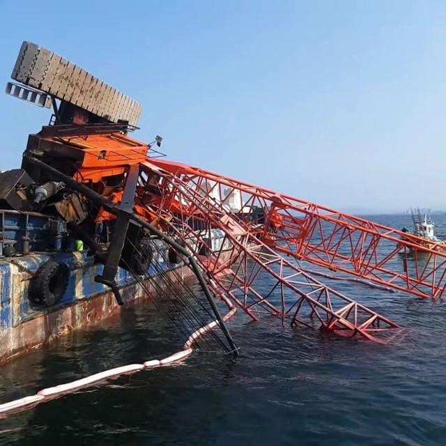 25일 오후 경북 포항시 흫해읍 영일만항 북방파제 보강공사 현장에서 바지선에 실려 작업중이던 크레인이 옆으로 넘어져 있다. 독자 제공