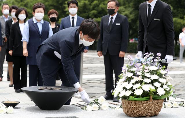 국민의힘 이준석 대표가 25일 오후 경남 김해시 진영읍 봉하마을을 찾아 노무현 전 대통령 묘역을 참배하고 있다. 김해=연합뉴스