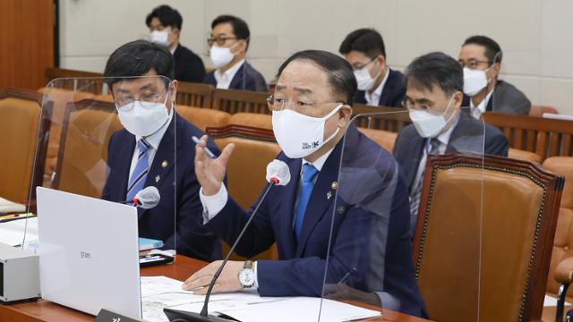 홍남기 부총리 겸 기획재정부 장관이 25일 서울 여의도 국회에서 열린 기획재정위원회 전체회의에서 의원 질의에 답변하고 있다. 뉴스1