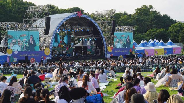 26일 서울 송파구 올림픽공원 88잔디마당에서 열린 음악 축제 '뷰티풀 민트 라이프'에서 관객들이 가수 정준일의 공연을 관람하고 있다. 고경석 기자