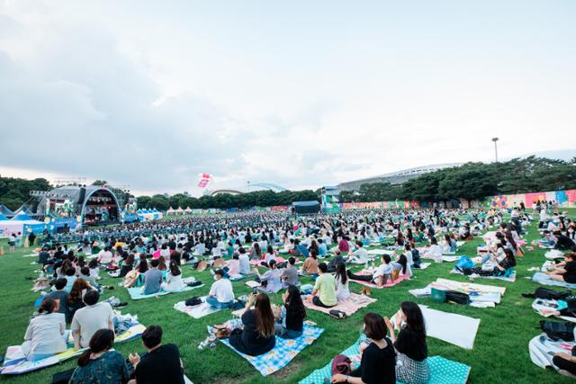 26일 서울 송파구 올림픽공원에서 야외 음악 페스티벌 뷰티풀 민트 라이프 2021을 찾은 관객들이 공연을 즐기고 있다. 이번 공연에서 관객들은 자가진단키트를 통해 신종 코로나 바이러스 감염증(코로나19) 진단 검사를 받고 공연장에 입장하게 된다. 코로나19 발생 이후 국내에서 대규모 음악 페스티벌이 열리는 것은 1년 8개월 만이다. 뉴스1