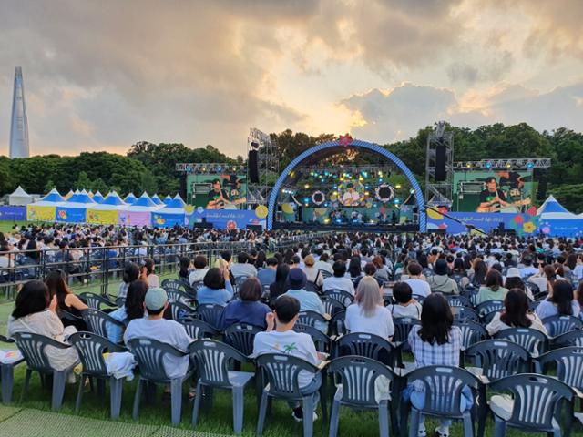 지난 26일 송파구 올림픽공원 88잔디마당에서 열린 '뷰티풀 민트 라이프 2021'에서 관객들이 '거리 두기 좌석'에 앉아 밴드 페퍼톤스의 공연을 즐기고 있다. 연합뉴스