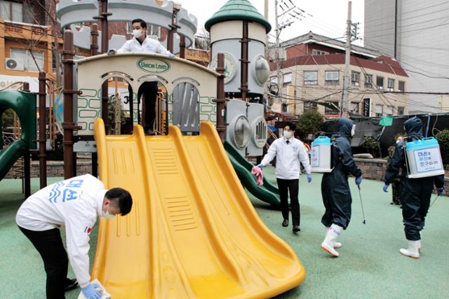 코로나19가 장기화되자 대선 임직원들은 고객 대면 판촉을 중단하고 일손 부족으로 어려움을 겪는 지자체를 도와 방역체계 구축에 힘을 보탰다. 사진은 사직동 놀이터 방역소독 활동. 대선주조 제공