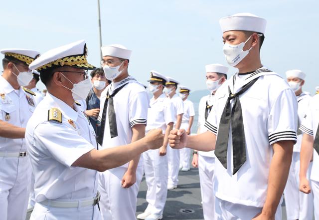 부석종 해군 참모총장이 28일 오전 경남 창원시 진해구 진해 군항 내 정박 중인 마라도함 비행 갑판에서 해군 대형 수송함 마라도함(14,500톤급) 취역식에서 장병과 주먹인사를 나누고 있다. 마라도함은 독도함 이후 14년 만의 대형수송함으로 최신 장비 탑재 및 성능개선으로 독도함 대비 전투수행 능력이 강화됐다. 뉴스1