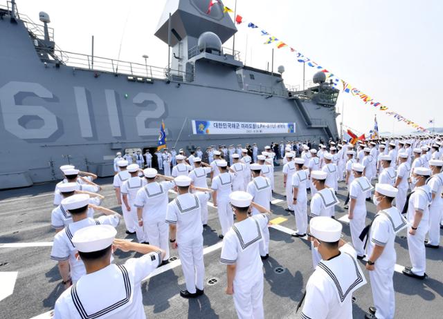 해군의 두 번째 대형수송함인 마라도함(LPH, 14,500톤급) 취역식이 28일 오전 진해 군항에 정박 중인 마라도함 비행갑판 위에서 부석종 해군참모총장 주관으로 진행됐다. 취역식에 참석한 장병들이 국기에 대한 경례를 하고 있다. 해군 제공