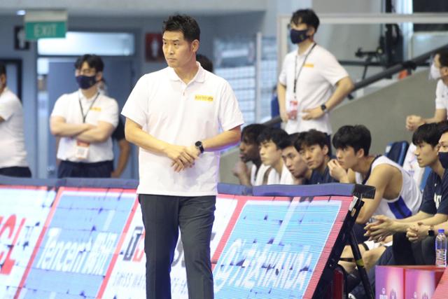 조상현 남자 농구 국가대표팀 감독이 20일 필리핀 클라크에서 열린 20201 FIBA 아시아컵 예선 최종전인필리핀과의 경기에서 코트를 바라보고 있다. 대한농구협회 제공