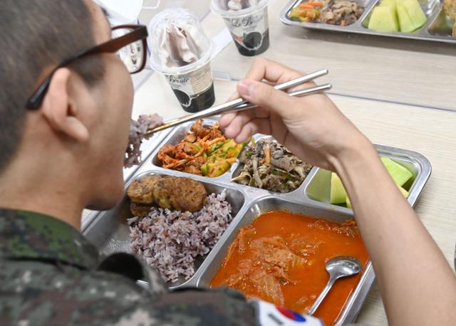 24일 경기 고양시에 위치한 육군 9사단에서 한 장병이 식사하고 있다. 연합뉴스