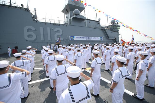 28일 오전 경남 창원시 진해구 진해군항 내에 정박 중인 마라도함 비행갑판에서 해군 대형 수송함 마라도함 취역식이 거행되고 있다. 창원=뉴스1