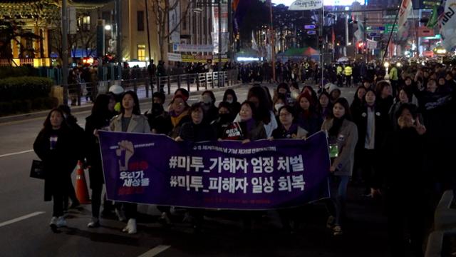 영 페미니스트들의 투쟁은 2016년 강남역 살인사건 이후 페미니즘 대중화 시기의 젊은 페미니스트들의 분투와도 겹쳐진다. 인디스토리 제공