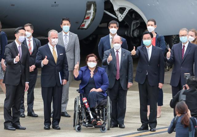 미국 상원의원단이 6일 대형 전략수송기 C-17을 타고 대만에 도착해 엄지를 치켜들고 있다. 타이베이=EPA 연합뉴스