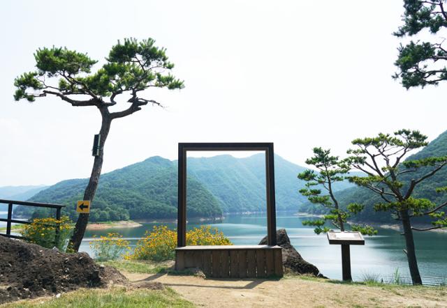 호수가 시원하게 내려다보이는 대청호반 언덕에 자리 잡은 수생식물학습원. 생태교육장이 아니라 잘 꾸민 정원이다.