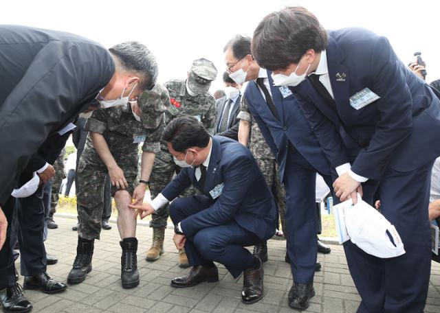 29일 오전 경기도 평택시 해군2함대 서해수호관 광장에서 열린 '제2연평해전 19주년 기념식'에서 더불어민주당 송영길 대표, 국민의힘 이준석 대표, 서욱 국방부 장관이 해전 참전 용사와 이야기를 나누며 부상 부위를 살펴보고 있다.뉴시스