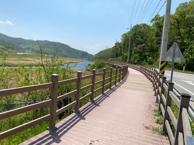 군위 곳곳에서 만날 수 있는 산책로. 강변 데크를 천천히 걷노라면 일상의 잡념이 바람에 훝훝 흝어지는 기분이다. 김광원 기자