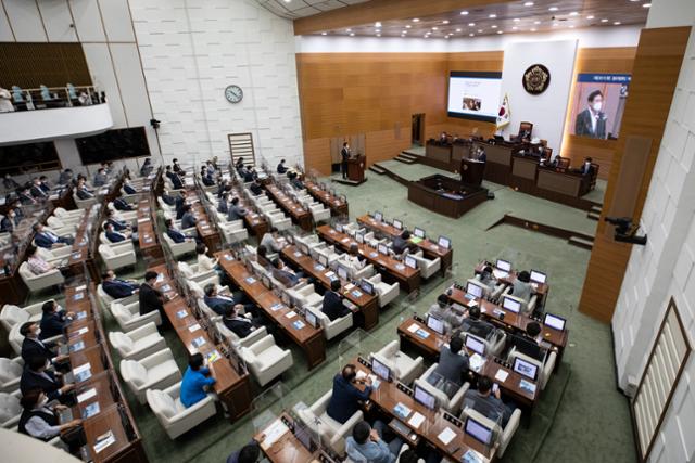 오세훈 서울시장이 6월 29일 서울시의회 본회의장에서 열린 제301회 정례회 제2차 본회의에 출석해 시정질문에 답하고 있다. 이날 열린 시정질문은 4월 보궐선거에서 당선된 오 시장 취임 이후 처음이다. 뉴스1