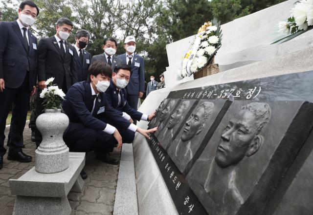 29일 오전 경기도 평택시 해군2함대 서해수호관 광장에서 열린 제2연평해전 19주기 기념식에서 송영길 더불어민주당 대표와 이준석 국민의힘 대표를 비롯한 참석자들이 해전 영웅들의 부조상을 어루만지고 있다.경기사진공동취재단