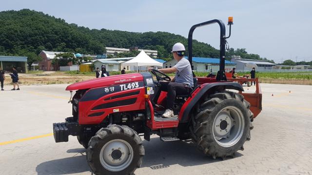 한국생명과학고교 농기계 운전 코스장에서 지도교사가 농기계 운전 특강을 하고 있다.