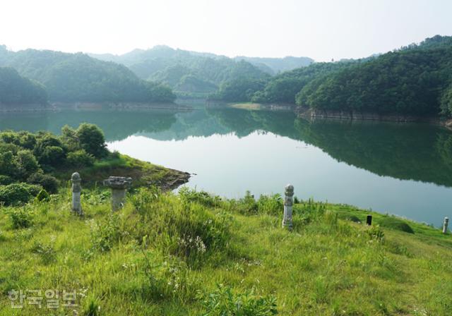 부소담악 인근 대청호 풍경. 마을은 물에 잠기고 뒷산의 무덤만이 고향을 지키고 있다. 이따금씩 낚시꾼만 찾는 곳이다.