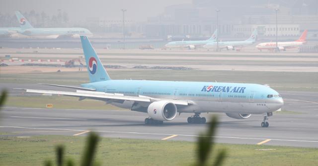 29일 오전 인천국제공항 활주로에 대한항공 항공기가 이륙을 준비하고 있다. 연합뉴스