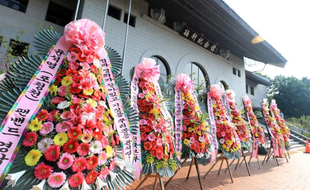 윤석열 전 검찰총장이 대권 도전을 공식 선언하기로 한 29일 서울 서초구 매헌 윤봉길 의사 기념관 앞에 윤 전 총장의 지지자들이 보낸 화환들이 세워져 있다. 배우한 기자