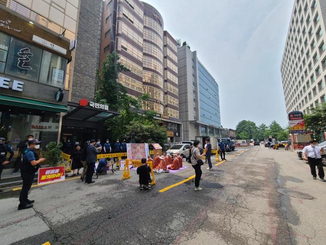 대한불교조계종 사회노동위원회 스님들이 30일 오후 서울 여의도 국민의힘 중앙당사 입구 앞에서 차별금지법 제정 동참을 촉구하는 기도회를 열고 있다. 김민호 기자