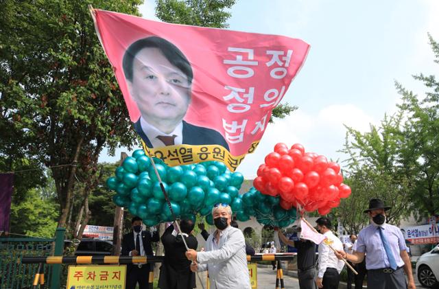 윤석열 전 검찰총장이 대권 도전을 공식 선언하기로 한 29일 서울 서초구 매헌 윤봉길 의사 기념관 주변에 윤 전 총장 지지모임 윤석열응원국민광장 회원이 깃발을 흔들고 있다. 배우한 기자