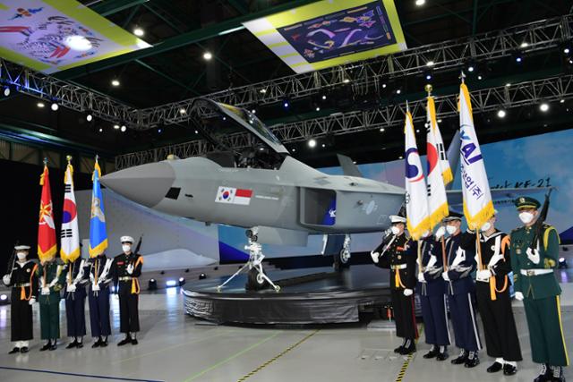 지난 4월 9일 경남 사천시 한국항공우주산업(KAI) 고정익동에서 한국형 전투기 보라매(KF-21) 시제기 출고 퍼포먼스가 진행되고 있는 모습. 사천=왕태석 선임기자