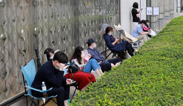 명품브랜드 샤넬이 오는 7월부터 가격을 인상한다고 알려진 30일 오전 서울 중구 롯데백화점 앞에서 시민들이 백화점 오픈시간 전부터 샤넬 매장 입장을 위해 대기하고 있다. 뉴시스