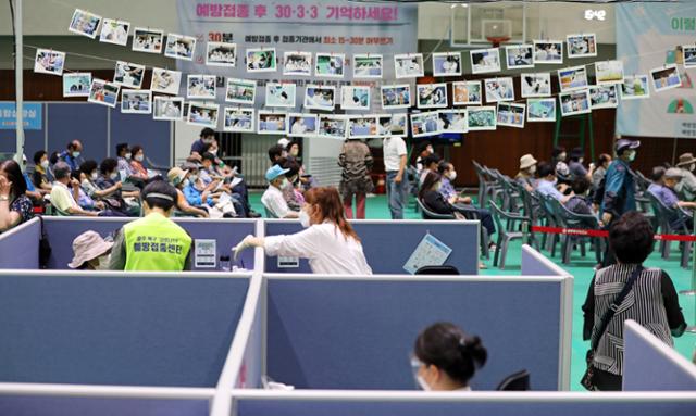 29일 오후 광주 북구 신종 코로나바이러스 감염증(코로나19) 백신 예방접종센터에 접종 사진 70장이 전시돼 있다. 북구청 홍보팀은 보건소 의료진의 노고에 감사와 접종 대상자들의 지루함을 달래기 위해 그동안 촬영했던 사진을 추천받아 전시했다. 광주=뉴스1