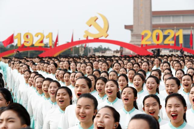 중국 공산당 창당 100주년 기념일인 1일 베이징 톈안먼 광장에서 합창단이 본행사를 앞두고 리허설을 하고 있다. 합창단 뒤로는 공산당 100년 역사를 기념하는 대형 아치가 세워져 있다. 베이징=EPA 연합뉴스